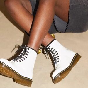 DR. Martens 1460 Smooth Leather Lace Up Boots NEW